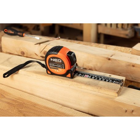 NEO TOOLS Mérőszalag, 7,5m/25mm, erősített rugós, acél, fekete szalag fehér nagyított skálával, mágneses, autostop+rögzítő 67-244