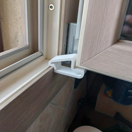 4 db ajtó- és ablakütköző készlet erős műanyag ütközésgátlóval és sínzárral Fehér