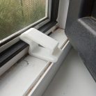 4 db ajtó- és ablakütköző készlet erős műanyag ütközésgátlóval és sínzárral Fehér